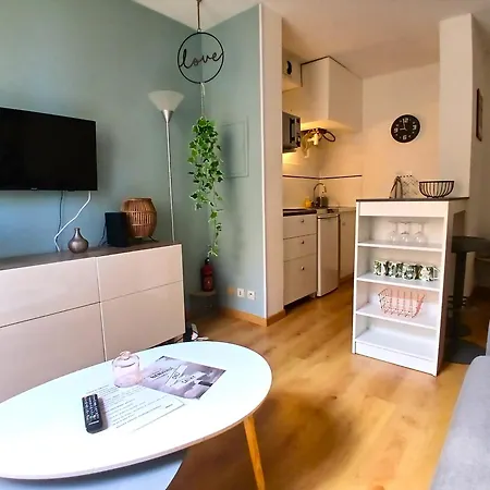 아파트 Cosy Au Coeur De Nimes. *